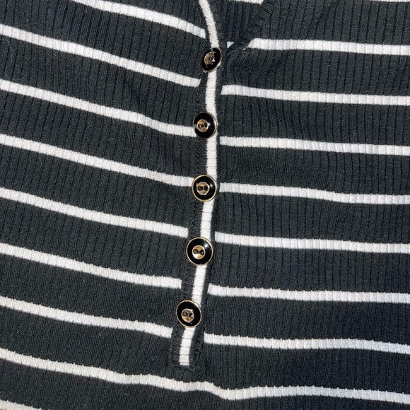 Off The Shoulder Striped Crop-Top 🖤〰️ - Picture 3 of 4